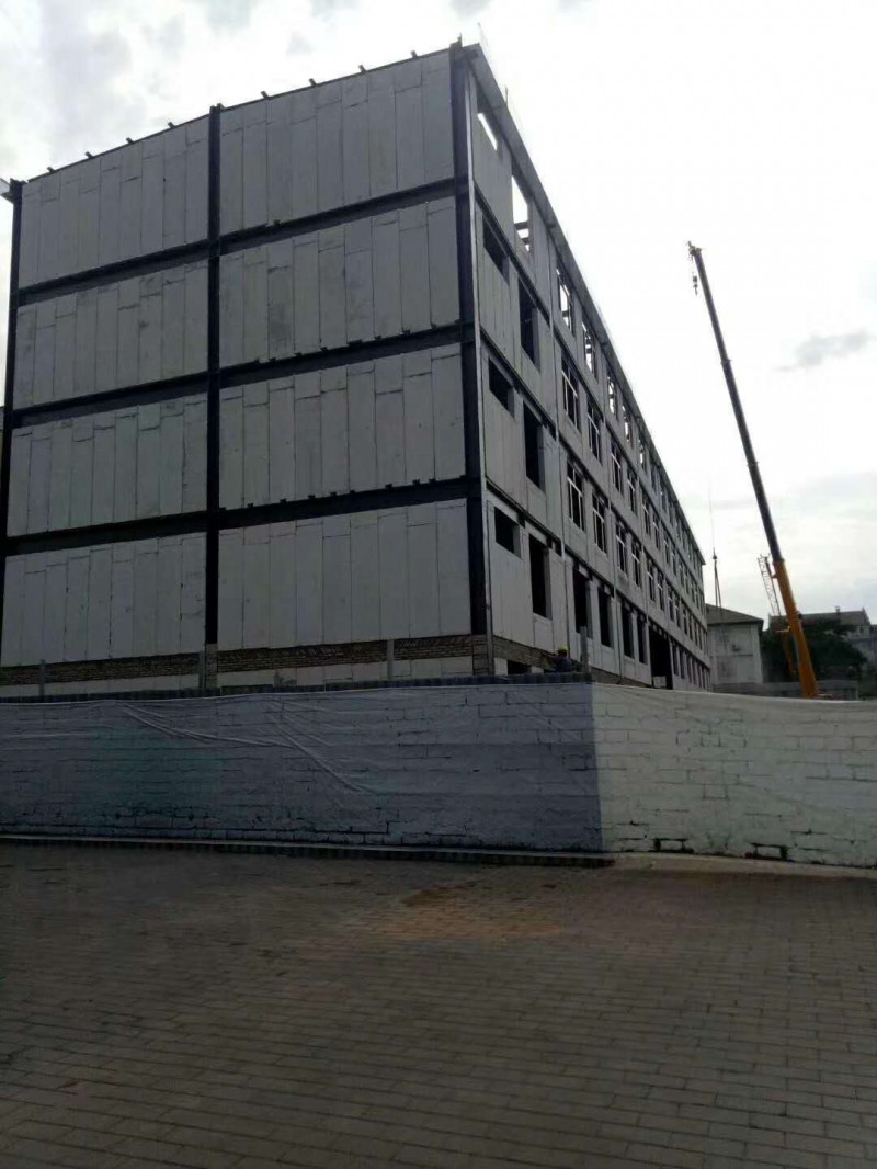 輕質(zhì)隔墻板