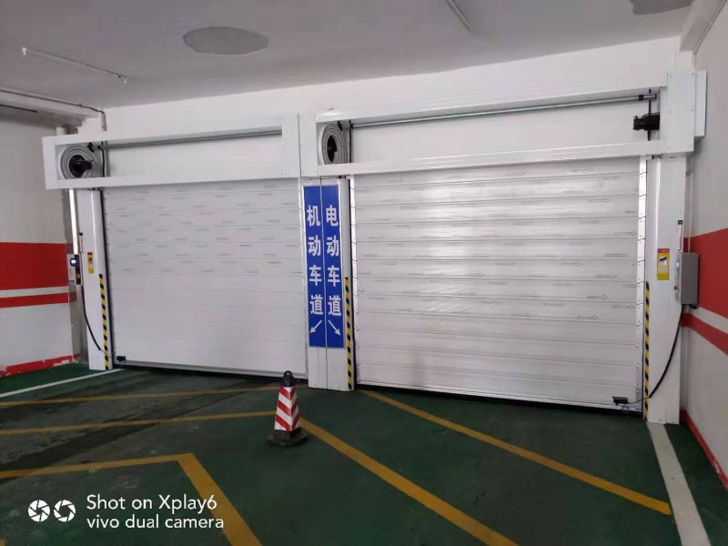 車(chē)庫(kù)感應(yīng)自動(dòng)門(mén) 車(chē)庫(kù)門(mén)廠家 科曼斯門(mén)業(yè)